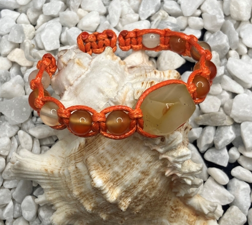 Makramee-Armband mit Karneol-Perlen, gewachste Baumwolle orange